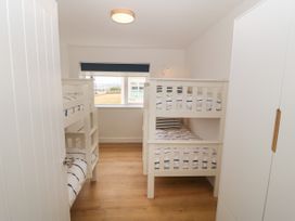 Beachfront Apartment - North Wales - 1078171 - thumbnail photo 16