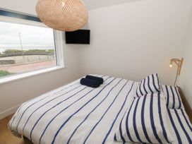 Beachfront Apartment - North Wales - 1078171 - thumbnail photo 20