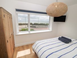 Beachfront Apartment - North Wales - 1078171 - thumbnail photo 21