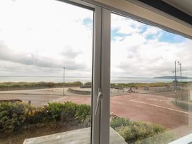 Beachfront Apartment - North Wales - 1078171 - thumbnail photo 22