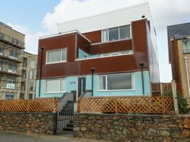 Beachfront Apartment - North Wales - 1078171 - thumbnail photo 2