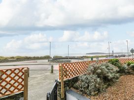 Beachfront Apartment - North Wales - 1078171 - thumbnail photo 26