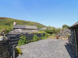 A garden area with gravel and plants at Arthur’s Cottage in Abergynolwyn near Tywyn