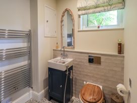 A bathroom with a sink and toilet at Fern Bank in Penrith