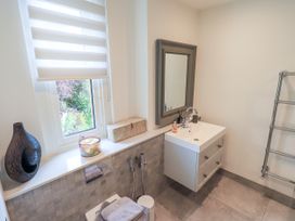 A bathroom with a sink and toilet at Fern Bank in Penrith