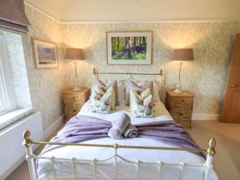 A bedroom with a bed and decorative pillows at Fern Bank in Penrith