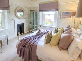 A bedroom with a bed and decorative pillows at Fern Bank in Penrith