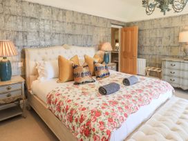 A bedroom with a bed and bedside tables at Fern Bank in Penrith