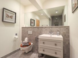 A bathroom with a sink and toilet at Fern Bank in Penrith