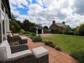 A garden with seating and a basketball hoop at Fern Bank Penrith