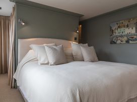 A bedroom with a bed and decorative pillows at George House, Dartmouth