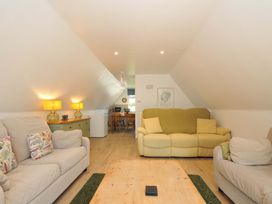 A living room with sofas and a wooden coffee table at 60 Valley Lodge in Callington near Gunnislake