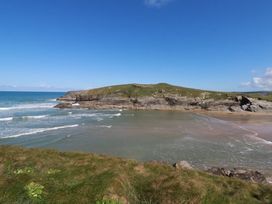 A view of the shore and ocean at Porth Cove in Porth