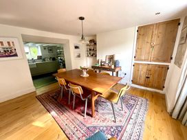 A dining room with a table and chairs at Widgeons Keel in Flushing