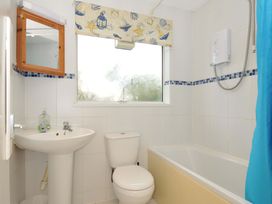 A bathroom with a sink, toilet, and bathtub at Avoca in Rock