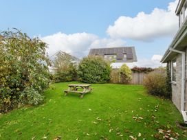 A garden with a picnic table and trees at Avoca in Rock