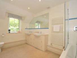 A bathroom with two sinks and a bathtub at Farlands in Daymer Bay