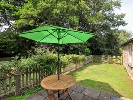 A garden with a table and umbrella at Mill Pond in Rock