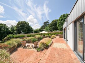 A garden with chairs and a table at Porthilly Brook in Rock