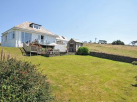 A house with a garden and deck at Cartway Cove in Port Isaac