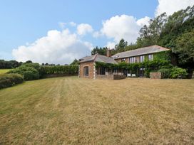 An house surrounded by garden at The Old Granary in Rock