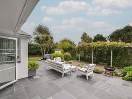 An outdoor area with seating and plants at Cherrytrees in Rock
