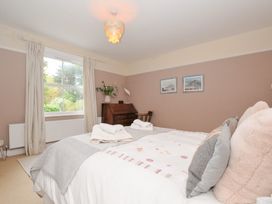 A bedroom with a bed and desk at Sandy Lodge Rock