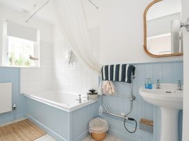 A bathroom with a bathtub and sink at Sandy Lodge Rock