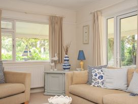 A living room with sofas and decorative items at Sandy Lodge Rock