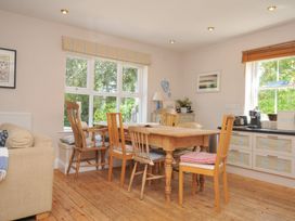 A dining room with a table and chairs at Sandy Lodge Rock