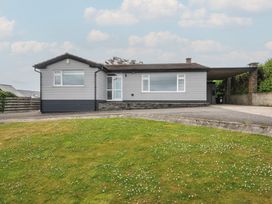 A house with a carport and garden at Hillview in Polzeath