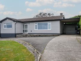A house with a driveway and garage at Hillview in Polzeath