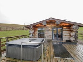 An outdoor area featuring a hot tub at Douglas Cabin at Salford Court Farm Fishing Cabins near Clifton Upon Teme