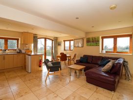 A living room with a kitchen and dining area at Brush and Boot in Stittenham near York