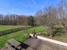 A garden area with a table and benches at Brush and Boot in Stittenham near York
