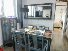 A dining room with a table and chairs at 7 Bro Branwen Aberffraw near Rhosneigr