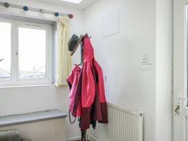 An entrance hall with a coat rack and a window at 7 Bro Branwen Aberffraw near Rhosneigr