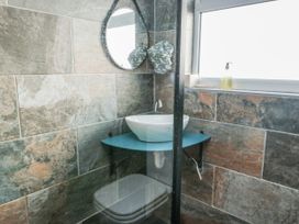 A bathroom featuring a sink and a shower at 7 Bro Branwen Aberffraw near Rhosneigr