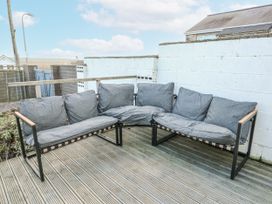A sofa with cushions in a garden at 7 Bro Branwen Aberffraw near Rhosneigr