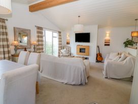 Sunstone Lodge (Garreg Haul Lodge) - North Wales - 1082462 - thumbnail photo 4