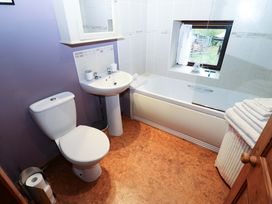 A bathroom with a toilet sink and bathtub at The Granary in Rothbury