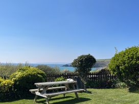 A garden with a picnic table and sea view at Stonecroft in Praa Sands