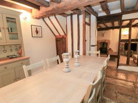A dining room with a table and chairs at Butlers Cottage in Burford