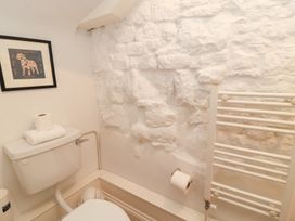 A bathroom with toilet and towel rail at Butlers Cottage in Burford
