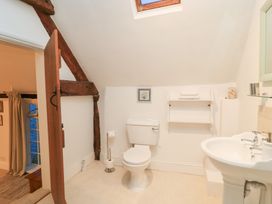 A bathroom with a sink and toilet at Butlers Cottage in Burford