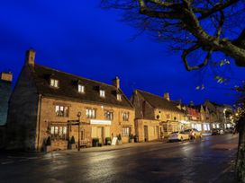 A street view of buildings and cars at Butlers Cottage in Burford
