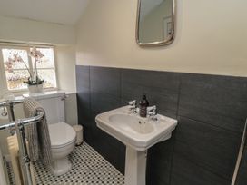 A bathroom featuring a sink and toilet at Black Horse Cottage in Swainby
