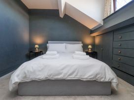 A bedroom with a bed and lamps at East Cottage in East Knapton near Rillington