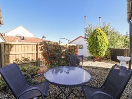A garden with a table and chairs at East Cottage in East Knapton near Rillington