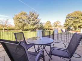 A garden with a table and chairs at West Cottage in East Knapton near Rillington